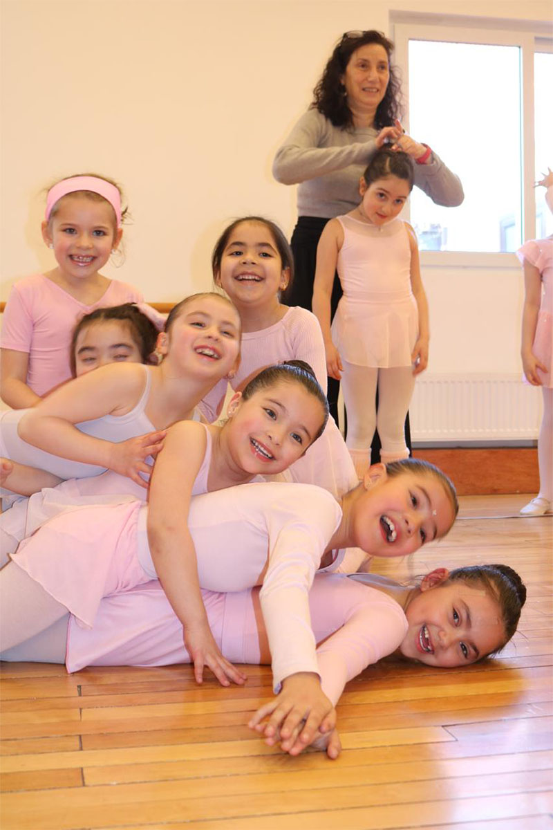 Alumnas de la academia en clase de ballet