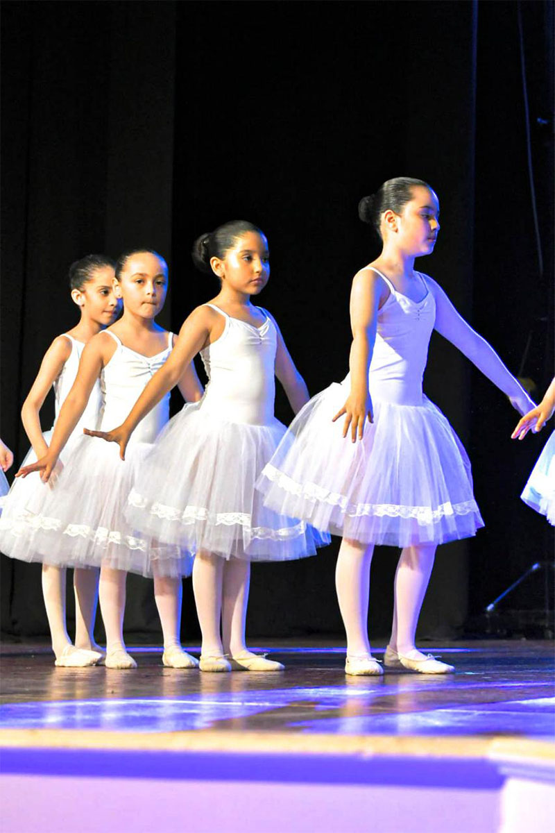 Alumnas de la academia bailando